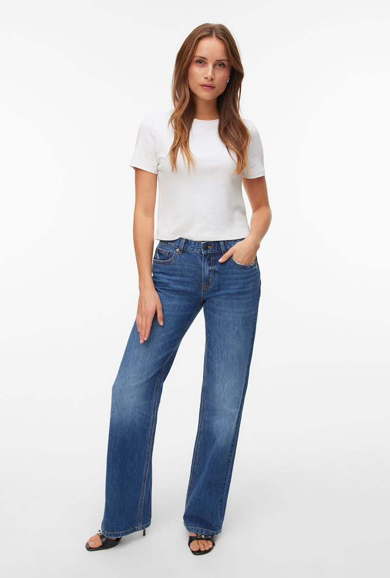 Front image of a model wearing Asta lr bootcut jeans in denim, by brand Vero moda