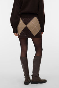 Back image of a model wearing the Darla nw short skirt in chocolate, by brand Vero moda