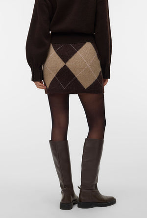 Back image of a model wearing the Darla nw short skirt in chocolate, by brand Vero moda