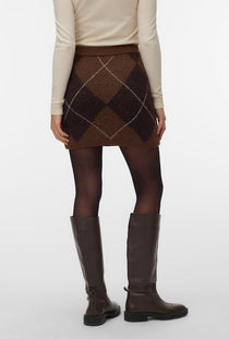 Back image of a model wearing the Darla nw short skirt in brown, by brand Vero moda