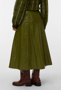 Back image of a model wearing the Dash hw coated skirt in green, by brand Vero moda