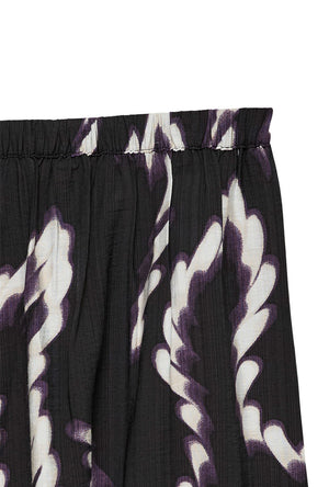 Front detail image of the Joss maya wide pants in black, by brand Vero moda