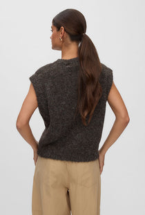 Back image of a model wearing the Marianna sl oneck vest in chocolate, by brand Vero moda