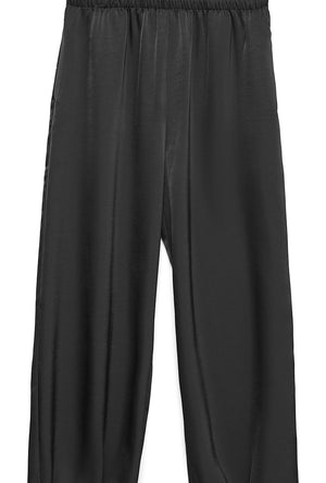 Front detailed image of the Miro mw balloon pant in black, by brand Vero moda