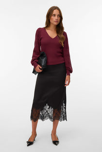Front image of a model wearing the New limone ls vneck pullover in burgundy, by brand Vero moda