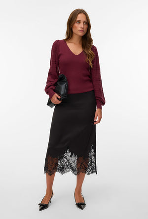 Front image of a model wearing the New limone ls vneck pullover in burgundy, by brand Vero moda