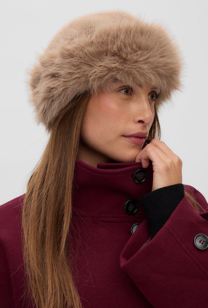 Front image of a model wearing Safina hat in light brown, by brand Vero moda