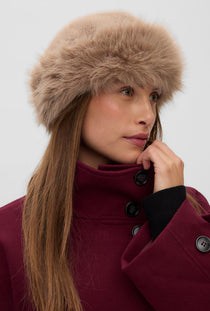 Front image of a model wearing the Safina hat in light brown, by brand Vero moda