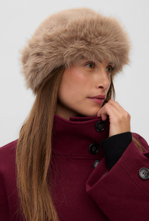 Front image of a model wearing the Safina hat in light brown, by brand Vero moda