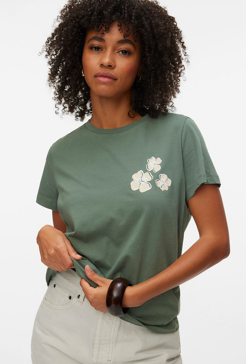 Front image of a model wearing Vanja francis ss top in green, by brand Vero moda