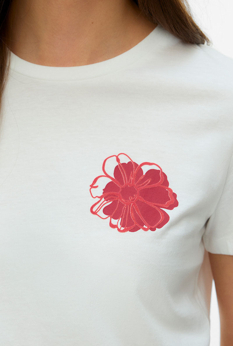 Front detail image of Vanja francis ss top in white/red, by brand Vero moda