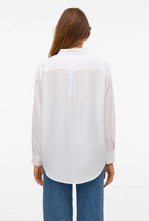 Back image of a model wearing the Linn l/s vis/linen shirt in white, by brand Vero moda