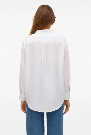 Back image of a model wearing the Linn l/s vis/linen shirt in white, by brand Vero moda