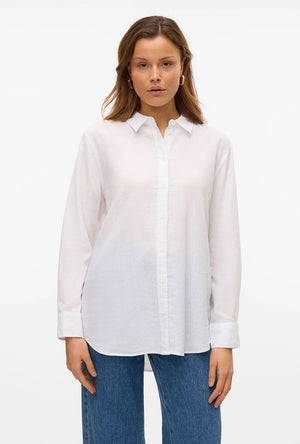 Front image of a model wearing the Linn l/s vis/linen shirt in white, by brand Vero moda